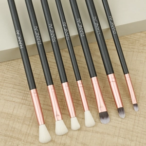 Détail de 7 pinceaux de maquillage pour yeux professionnels avec bagues or rose