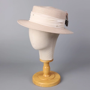 Chapeau de paille canotier beige à bord plat avec ruban plissé et détails de rivets stylés