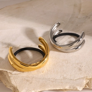 Minimalistische Haargummis im Gold und Silber Metallic-Look auf Stein-Hintergrund