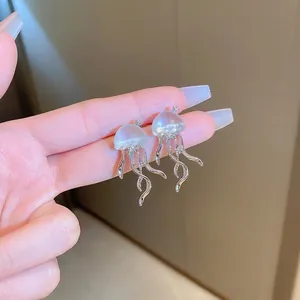 Orecchini a perno a forma di medusa in argento con bagliore satinato e tentacoli mossi
