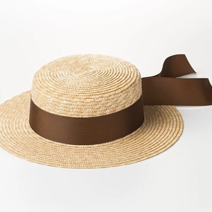 Cappello classico in paglia di grano a tesa piatta con ampio fiocco marrone parasole
