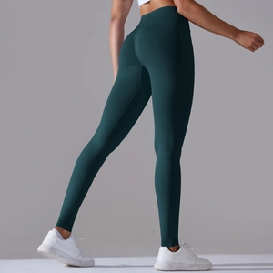 Detail of high-waist seamless yoga leggings with peach lift effect and breathable fabric