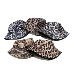 Dettaglio di vari cappelli a secchiello con stampa leopardata su sfondo bianco