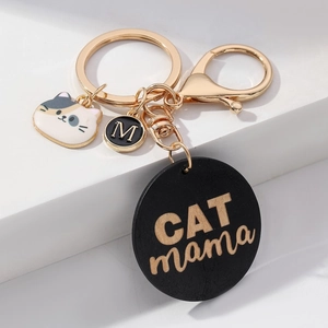Détail du porte-clés CAT MAMA avec anneau doré, breloque chat et pendentif lettre M noir