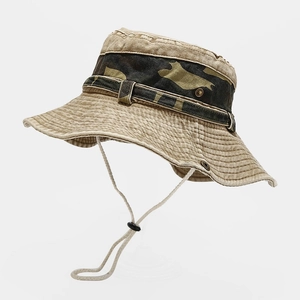 Détail du chapeau de soleil à large bord avec bande camouflage et cordon réglable