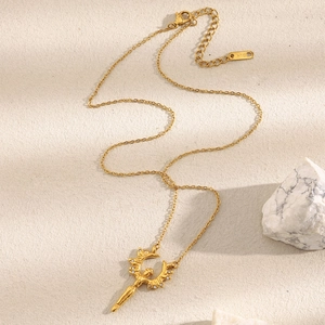 Gros plan détaillé d'un collier avec pendentif ange plaqué or 18 carats serti de strass