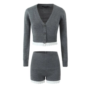 Ensemble en tricot gris avec cardigan à col en V et short taille haute bordé de dentelle
