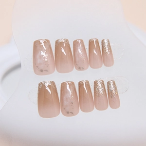 Unghie finte a ballerina sfumate nude con glitter argento ed effetto marmo elegante