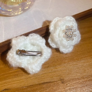 Détails de barrettes fleurs en tricot blanc avec centre perlé et pince crocodile en métal