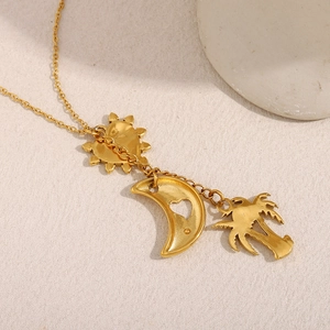 Collana in acciaio inossidabile placcato oro 18K con ciondoli sole luna e palma