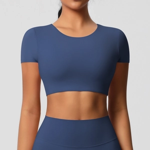 Détail d'un crop top de yoga bleu marine montrant le tissu extensible et le col rond