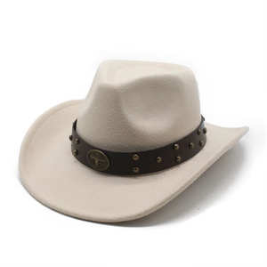 Dettaglio cappello cowboy in lana avena con fascia in pelle e fibbia testa di toro