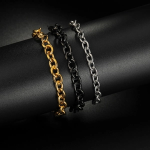 Lot de trois bracelets chaîne O style hip-hop en finitions or, argent et noir sur fond noir