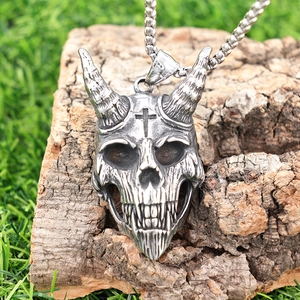 Gothic punk ram schedel ketting in vintage zilveren afwerking aan een natuurlijke boomstam