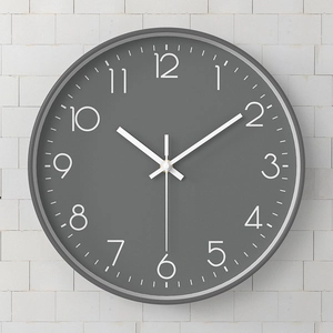 Orologio da parete tondo grigio minimalista con numeri arabi bianchi e movimento al quarzo
