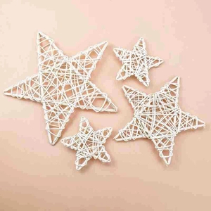Set mit vier cremefarbenen Rattan-Sternen in verschiedenen Größen für Weihnachtsdeko