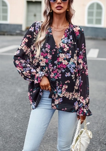 Dettaglio della camicetta floreale in chiffon da donna con maniche lunghe e scollo a V elegante