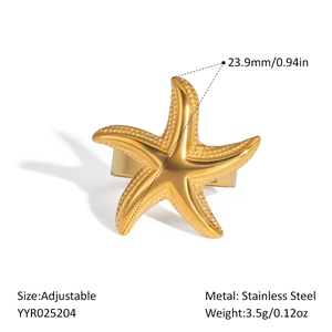 Vue détaillée de la bague étoile de mer dorée en acier inoxydable à taille réglable