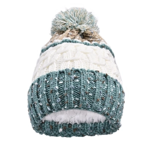 Détail du bonnet d'hiver en tricot avec doublure polaire épaisse et motif patchwork