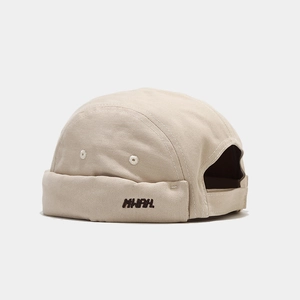 Détail du bonnet Miki kaki montrant le tissu en coton et la broderie MHPH sur le côté