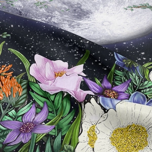 Gros plan d'une tapisserie bohème douce avec impression florale et ciel étoilé