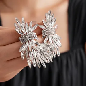 Luxuriöse versilberte Flügelohrringe mit Marquise-Kristallen für einen glänzenden Look