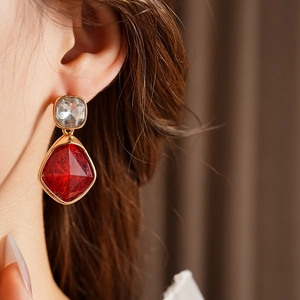 Boucles d'oreilles vintage en or avec pierre carrée et pendentif rouge texturé