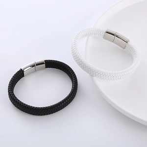 Classici braccialetti minimalisti in pelle intrecciata bianchi e neri con chiusura