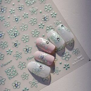 Vue détaillée des stickers ongles TO-3947 avec fleurs vertes et strass sur ongles