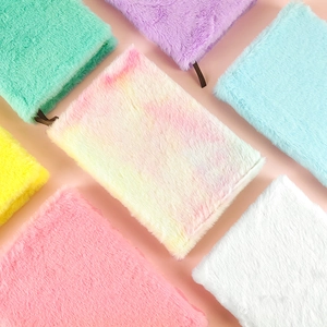 Quaderni in peluche dai colori pastello con morbide copertine in pelliccia sintetica