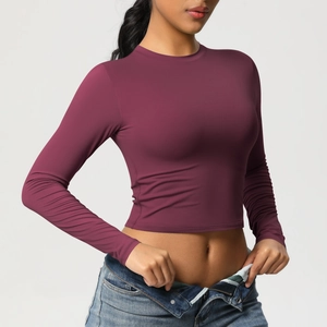 Détail du tissu extensible et de la coupe ajustée de ce haut de yoga court bordeaux