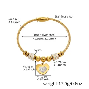 Detalle del diámetro interior y colgante de corazón de cristal en pulsera cable de oro