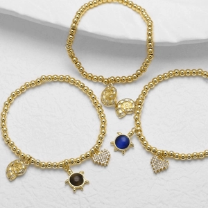 Dreiteiliges goldenes Perlenarmband-Set mit Zirkonia-Herz und Muschelanhänger