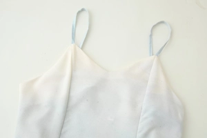 Détail de l'encolure en V et bretelles réglables sur la robe d'été fleurie cintrée