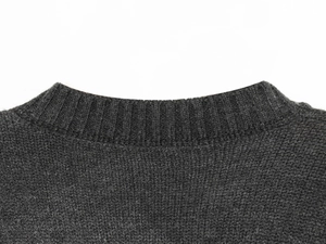 Detailansicht des gerippten Rundhalsausschnitts dieser dunkelgrauen Strickjacke