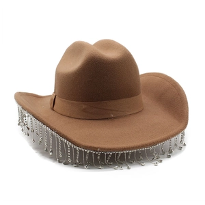 Dettaglio cappello da cowboy kaki con frange scintillanti di strass argentati