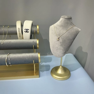 Multifunctional display stand showcasing gold necklaces, pearl bracelets and headbands
