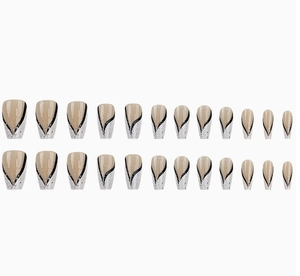 Détail de 24 faux ongles roses avec lignes noires en V et pointes pailletées argent