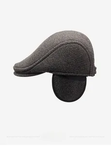 Détail d'une casquette plate gris foncé en laine avec cache-oreilles pour l'hiver froid