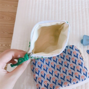 Détail de la mini pochette en toile jacquard tulipe montrant la fermeture et la doublure