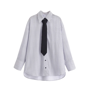 Camicia classica a righe bianche e blu con cravatta nera su sfondo bianco