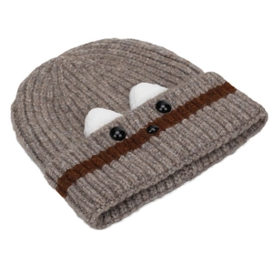 Détail de la texture en tricot du bonnet marron avec oreilles 3D et yeux en boutons