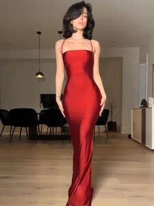 Elegante abito attillato in raso rosso con schiena scoperta e dettagli stringati