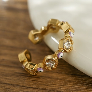 Macro di anello placcato oro con malocchio in smalto viola e zirconi incastonati