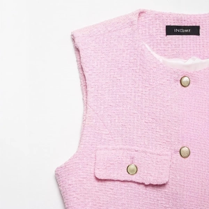 Gilet en tweed rose pour femme avec boutons dorés et tissu à texture tissée