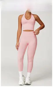 Détail de l'ensemble de yoga côtelé sans couture rose pêche avec brassière licou et legging
