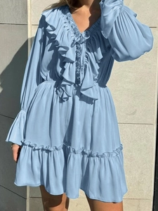 Robe courte bleu ciel à col en V avec volants et manches longues avec taille ajustée