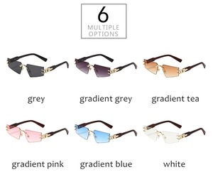 Détail de lunettes de soleil géométriques sans monture avec branches en bois et décor métal