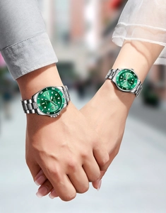 Orologi di coppia al quarzo con quadrante verde e datario luminoso in uno scatto lifestyle
