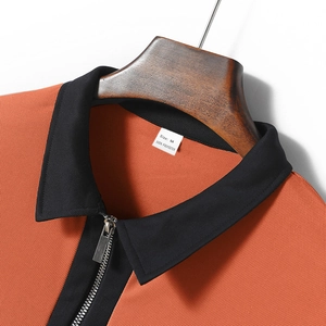 Detail eines orangefarbenen Polo-Kragens für Herren mit Reißverschluss und Mesh-Struktur